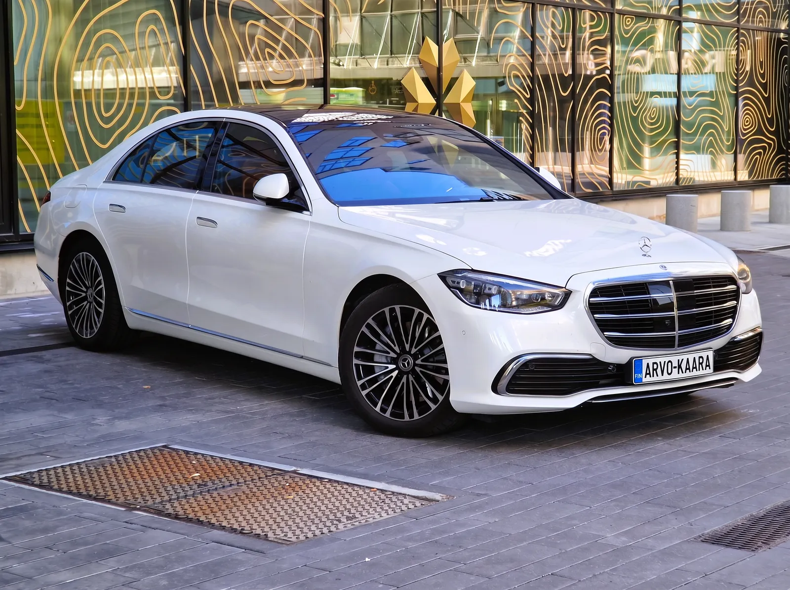 Valkoinen Mercedes-Benz S-sarja ARVO-KAARA-kilvellä