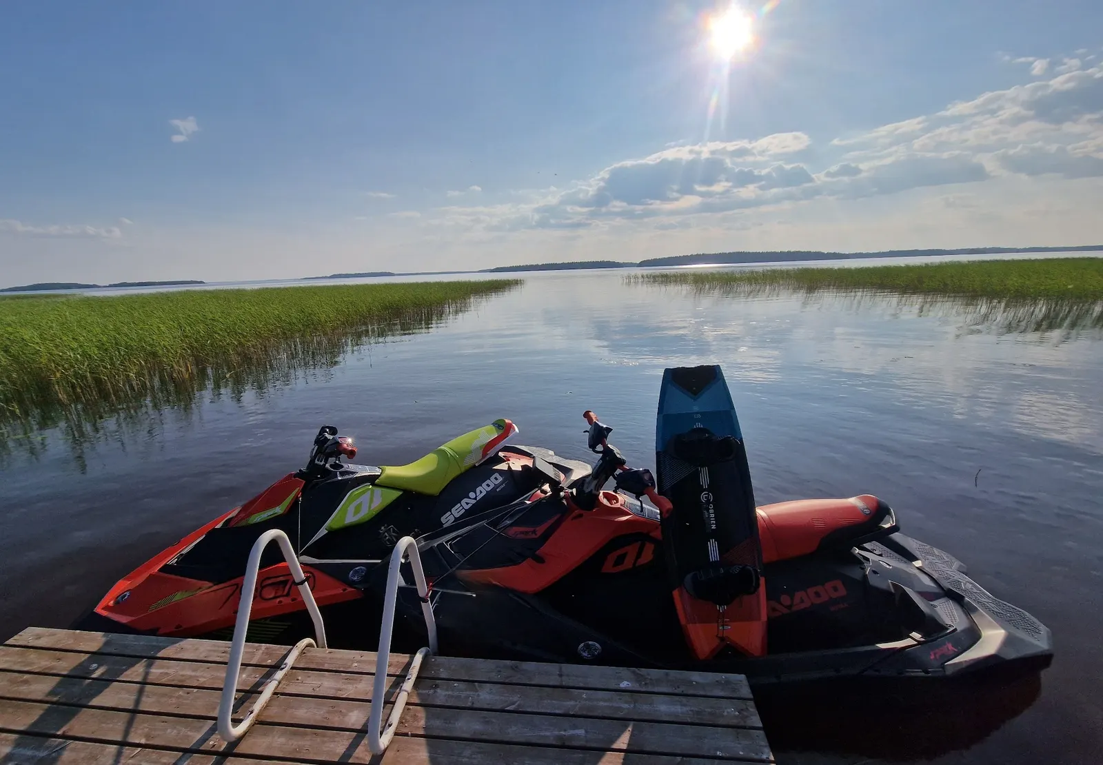 Sea-Doo Spark Trixx 3up vesijetti laiturissa kesäisellä järvellä